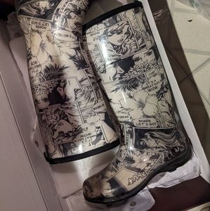 Barely worn rubber women's rain boots size 7.5